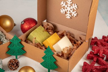 El yapımı organik sabun, kuru şampuan, spa, güzellik derisi hediye paketi konsepti. Doğal sabun Noel konsepti. Sıfır atık yaşam tarzı.