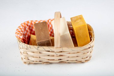 Doğal el yapımı üç sabunun yakın çekimi. Kahve, keçi sütü, safran ve sabun. Sıfır atık yaşam tarzı.