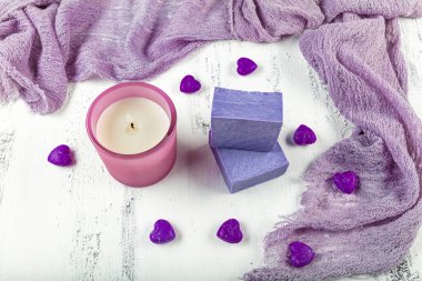 Ahşap arkaplanda lavanta çiçekleri olan el yapımı sabunlar. Sıfır atık yaşam tarzı.