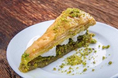 Havuç, baklavayı şam fıstıklı dilimler - havuç dilim baklavası. Dondurmalı havuç dilimi..