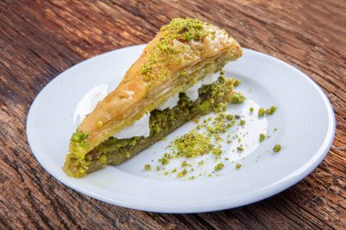 Havuç, baklavayı şam fıstıklı dilimler - havuç dilim baklavası. Dondurmalı havuç dilimi..