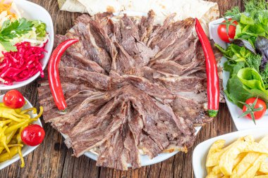 Türk Doner Kebap 'ı tabakta. Protein besin, temiz yemek, diyet konsepti. Türk tarzı kebap restoranı.