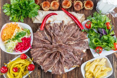 Türk Doner Kebap 'ı tabakta. Protein besin, temiz yemek, diyet konsepti. Türk tarzı kebap restoranı.