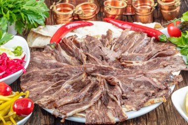 Türk Doner Kebap 'ı tabakta. Protein besin, temiz yemek, diyet konsepti. Türk tarzı kebap restoranı.