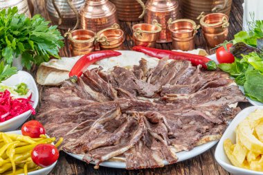 Türk Doner Kebap 'ı tabakta. Protein besin, temiz yemek, diyet konsepti. Türk tarzı kebap restoranı.