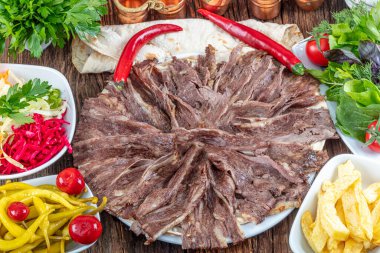 Türk Doner Kebap 'ı tabakta. Protein besin, temiz yemek, diyet konsepti. Türk tarzı kebap restoranı.