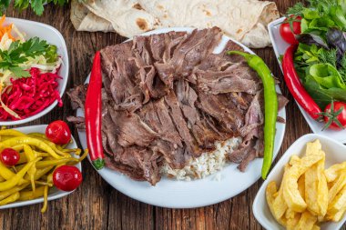 Geleneksel Türk Doner Kebap, shawarma veya pilav ve jiroskopu. Türk, Yunan ya da Ortadoğu tarzı kebap yapan kebapçılar ahşap masa arkasında.