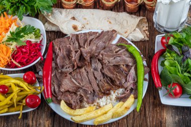 Geleneksel Türk Doner Kebap, shawarma veya pilav ve jiroskopu. Türk, Yunan ya da Ortadoğu tarzı kebap yapan kebapçılar ahşap masa arkasında.