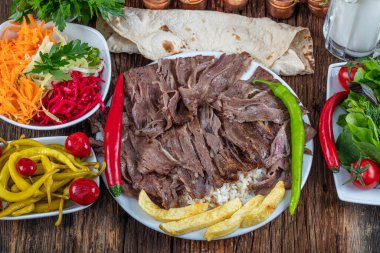 Geleneksel Türk Doner Kebap, shawarma veya pilav ve jiroskopu. Türk, Yunan ya da Ortadoğu tarzı kebap yapan kebapçılar ahşap masa arkasında.