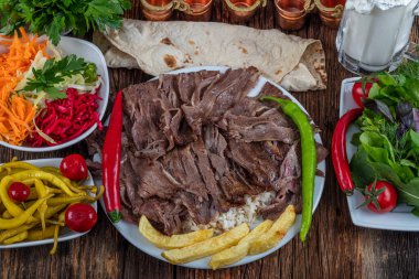 Geleneksel Türk Doner Kebap, shawarma veya pilav ve jiroskopu. Türk, Yunan ya da Ortadoğu tarzı kebap yapan kebapçılar ahşap masa arkasında.