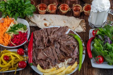 Geleneksel Türk Doner Kebap, shawarma veya pilav ve jiroskopu. Türk, Yunan ya da Ortadoğu tarzı kebap yapan kebapçılar ahşap masa arkasında.