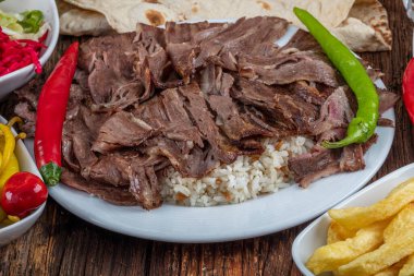 Geleneksel Türk Doner Kebap, shawarma veya pilav ve jiroskopu. Türk, Yunan ya da Ortadoğu tarzı kebap yapan kebapçılar ahşap masa arkasında.