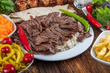 Geleneksel Türk Doner Kebap, shawarma veya pilav ve jiroskopu. Türk, Yunan ya da Ortadoğu tarzı kebap yapan kebapçılar ahşap masa arkasında.