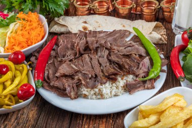 Geleneksel Türk Doner Kebap, shawarma veya pilav ve jiroskopu. Türk, Yunan ya da Ortadoğu tarzı kebap yapan kebapçılar ahşap masa arkasında.