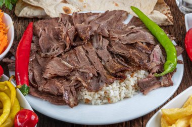 Geleneksel Türk Doner Kebap, shawarma veya pilav ve jiroskopu. Türk, Yunan ya da Ortadoğu tarzı kebap yapan kebapçılar ahşap masa arkasında.