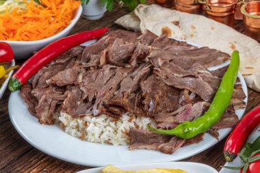 Geleneksel Türk Doner Kebap, shawarma veya pilav ve jiroskopu. Türk, Yunan ya da Ortadoğu tarzı kebap yapan kebapçılar ahşap masa arkasında.