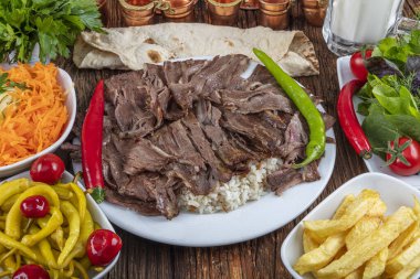 Geleneksel Türk Doner Kebap, shawarma veya pilav ve jiroskopu. Türk, Yunan ya da Ortadoğu tarzı kebap yapan kebapçılar ahşap masa arkasında.