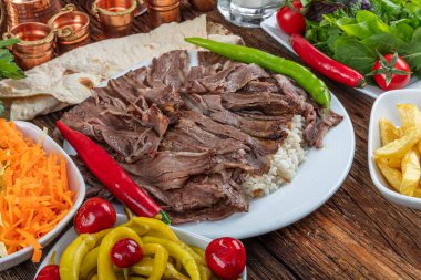 Geleneksel Türk Doner Kebap, shawarma veya pilav ve jiroskopu. Türk, Yunan ya da Ortadoğu tarzı kebap yapan kebapçılar ahşap masa arkasında.