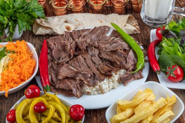 Geleneksel Türk Doner Kebap, shawarma veya pilav ve jiroskopu. Türk, Yunan ya da Ortadoğu tarzı kebap yapan kebapçılar ahşap masa arkasında.