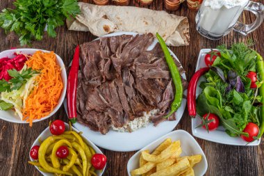 Geleneksel Türk Doner Kebap, shawarma veya pilav ve jiroskopu. Türk, Yunan ya da Ortadoğu tarzı kebap yapan kebapçılar ahşap masa arkasında.