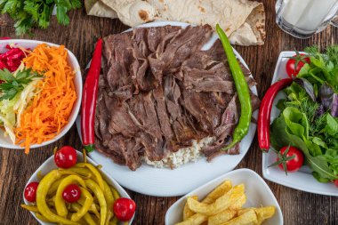 Geleneksel Türk Doner Kebap, shawarma veya pilav ve jiroskopu. Türk, Yunan ya da Ortadoğu tarzı kebap yapan kebapçılar ahşap masa arkasında.