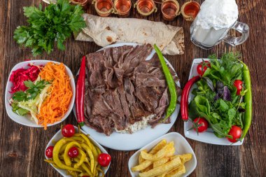 Geleneksel Türk Doner Kebap, shawarma veya pilav ve jiroskopu. Türk, Yunan ya da Ortadoğu tarzı kebap yapan kebapçılar ahşap masa arkasında.