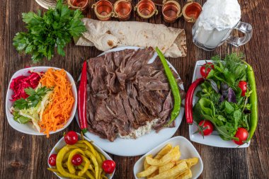 Geleneksel Türk Doner Kebap, shawarma veya pilav ve jiroskopu. Türk, Yunan ya da Ortadoğu tarzı kebap yapan kebapçılar ahşap masa arkasında.