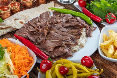 Geleneksel Türk Doner Kebap, shawarma veya pilav ve jiroskopu. Türk, Yunan ya da Ortadoğu tarzı kebap yapan kebapçılar ahşap masa arkasında.