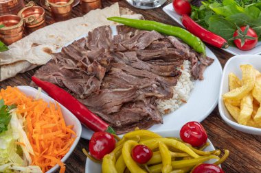 Geleneksel Türk Doner Kebap, shawarma veya pilav ve jiroskopu. Türk, Yunan ya da Ortadoğu tarzı kebap yapan kebapçılar ahşap masa arkasında.