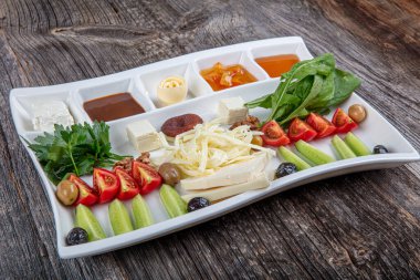 Geleneksel Türk kahvaltı tabağı gri ahşap masa, üst manzara. Parlak sabahlarda sağlıklı Türk kahvaltısı; metin için boşluk kopyala.