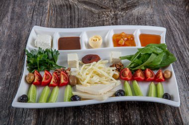 Geleneksel Türk kahvaltı tabağı gri ahşap masa, üst manzara. Parlak sabahlarda sağlıklı Türk kahvaltısı; metin için boşluk kopyala.