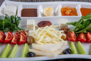 Geleneksel Türk kahvaltı tabağı gri ahşap masa, üst manzara. Parlak sabahlarda sağlıklı Türk kahvaltısı; metin için boşluk kopyala.