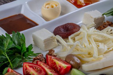 Geleneksel Türk kahvaltı tabağı gri ahşap masa, üst manzara. Parlak sabahlarda sağlıklı Türk kahvaltısı; metin için boşluk kopyala.