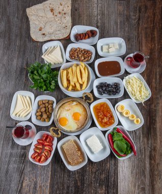 Lezzetli geleneksel Türk kahvaltısı. Gri ahşap masada kahvaltı, üst manzara..