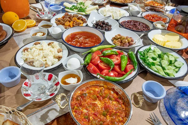 Traditionell Turkiska Frukost Vid Träbordet Färgglad Fräsch Ekologisk Spridande Frukost — Stockfoto