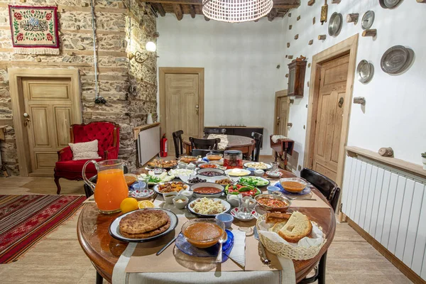 传统的土耳其村早餐在木桌边 多彩的 新鲜的 有机的传播早餐 — 图库照片