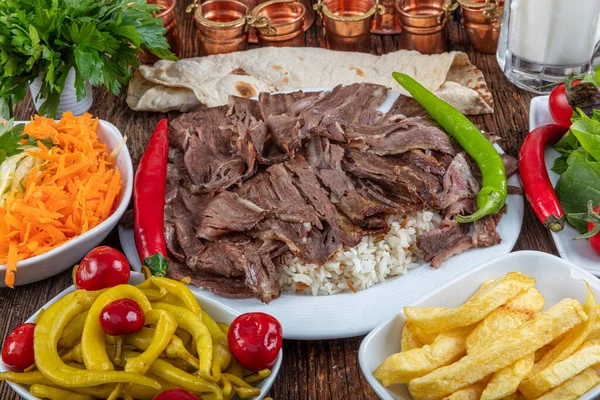 Geleneksel Türk Doner Kebap, shawarma veya pilav ve jiroskopu. Türk, Yunan ya da Ortadoğu tarzı kebap yapan kebapçılar ahşap masa arkasında.