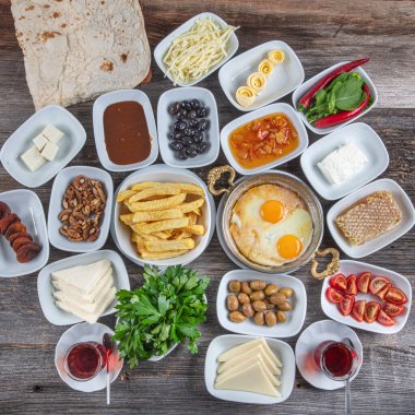 Lezzetli geleneksel Türk kahvaltısı. Gri ahşap masada kahvaltı, üst manzara..