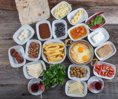 Lezzetli geleneksel Türk kahvaltısı. Gri ahşap masada kahvaltı, üst manzara..