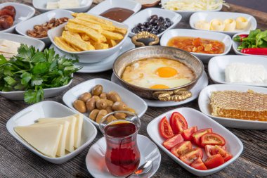 Geleneksel Türk kahvaltı tabağı gri ahşap masa, üst manzara. Parlak sabahlarda sağlıklı Türk kahvaltısı; metin için boşluk kopyala.