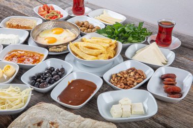 Geleneksel Türk kahvaltı tabağı gri ahşap masa, üst manzara. Parlak sabahlarda sağlıklı Türk kahvaltısı; metin için boşluk kopyala.