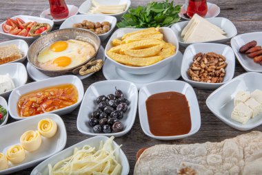 Geleneksel Türk kahvaltı tabağı gri ahşap masa, üst manzara. Parlak sabahlarda sağlıklı Türk kahvaltısı; metin için boşluk kopyala.