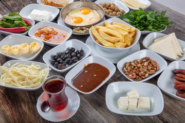 Geleneksel Türk kahvaltı tabağı gri ahşap masa, üst manzara. Parlak sabahlarda sağlıklı Türk kahvaltısı; metin için boşluk kopyala.