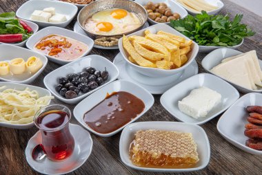 Geleneksel Türk kahvaltı tabağı gri ahşap masa, üst manzara. Parlak sabahlarda sağlıklı Türk kahvaltısı; metin için boşluk kopyala.