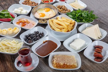 Geleneksel Türk kahvaltı tabağı gri ahşap masa, üst manzara. Parlak sabahlarda sağlıklı Türk kahvaltısı; metin için boşluk kopyala.