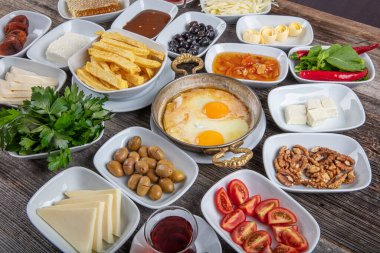 Geleneksel Türk kahvaltı tabağı gri ahşap masa, üst manzara. Parlak sabahlarda sağlıklı Türk kahvaltısı; metin için boşluk kopyala.