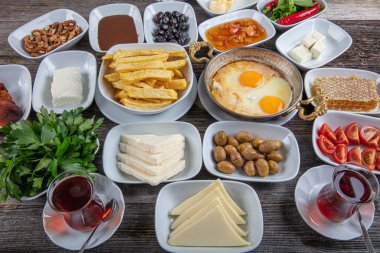 Geleneksel Türk kahvaltı tabağı gri ahşap masa, üst manzara. Parlak sabahlarda sağlıklı Türk kahvaltısı; metin için boşluk kopyala.