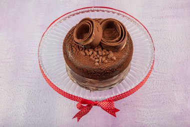 Çikolatalı pasta (ya pasta). Pembe ahşap arka planda. Pastane konsepti.