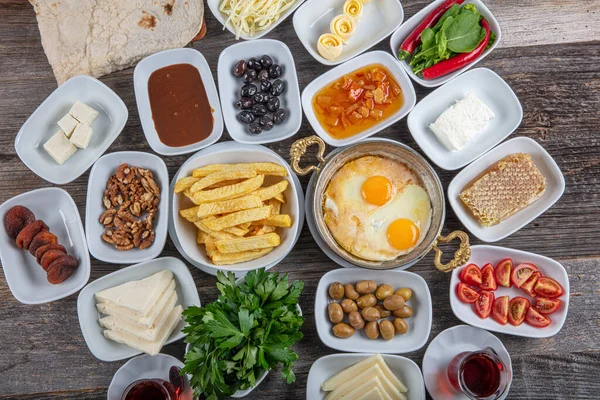 おいしい伝統的なトルコ式朝食 灰色の木製のテーブルの朝食 トップビュー — ストック写真