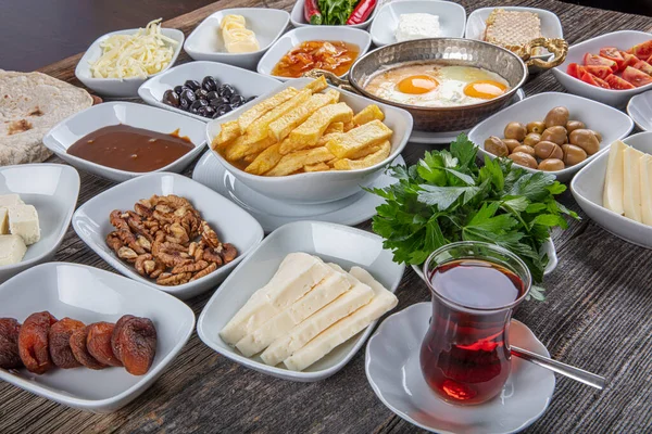 灰色の木製のテーブルの上に伝統的なトルコの朝食プレート トップビュー 明るい朝の健康的なトルコの朝食 テキストのためのスペースをコピー — ストック写真
